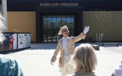 Der Liebesbriefbote macht Station am Schiller-Theater. Foto: Peter Scholz