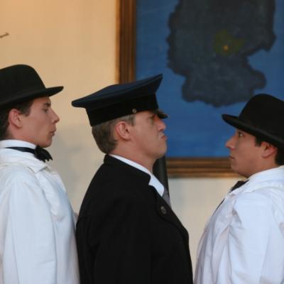 Stan (Oliver Bergmann), Polizist (Frank Grünert) und Ollie (Linn Franke)