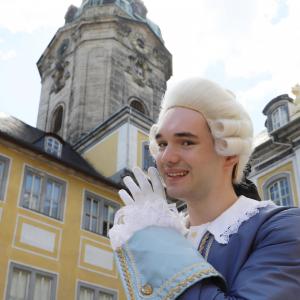 Der Hofpage (Victor Gluschkov) verbreitet Klatsch und Tratsch vom Leben am Fürstenhof